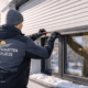 Techniker von Schattenplätze tauscht einen Rollladengurt bei einem Kunden in Voerde.